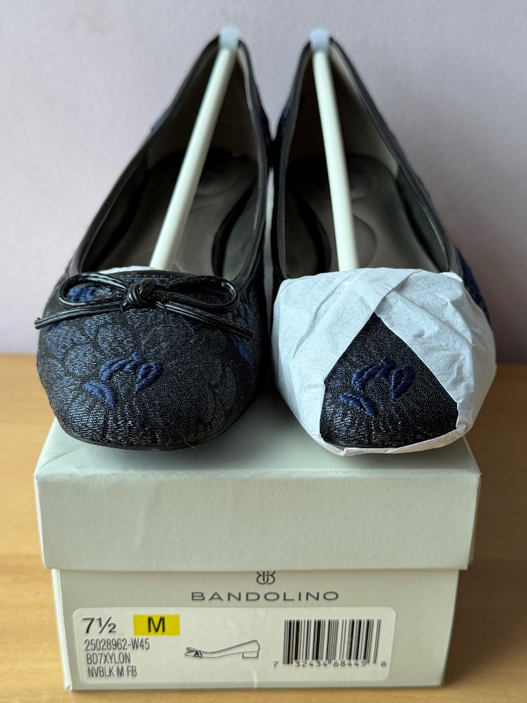 Bandolino Jacquard Fabric Black Blue Round Patent Heel Pump Shoes Brand New Box